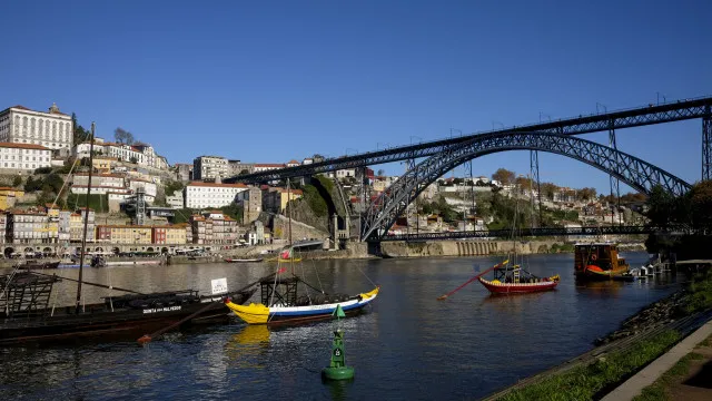 Longas filas para transportes grÃ¡tis no Porto. Autarquia apela ao online