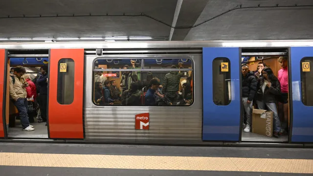 
                    Vai à noite de Santo António? Metro de Lisboa prolonga horário até às 3h
                