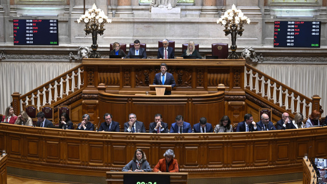 Orçamento do Estado aprovado na AR (sem surpresa e com abstenção do PS)