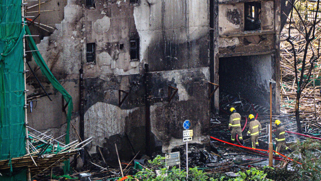 Autoridades de Hong Kong elevam para 128 balanço de mortos em incêndio
