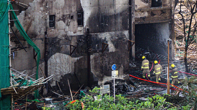 Autoridades de Hong Kong elevam para 128 balanço de mortos em incêndio