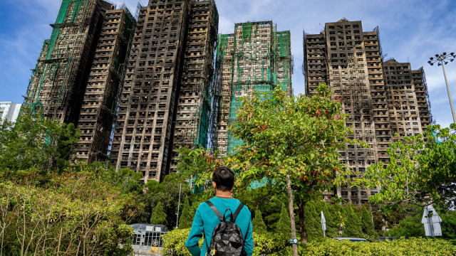 Incêndio em Hong Kong deixa 128 mortos e expõe falhas estruturais no país