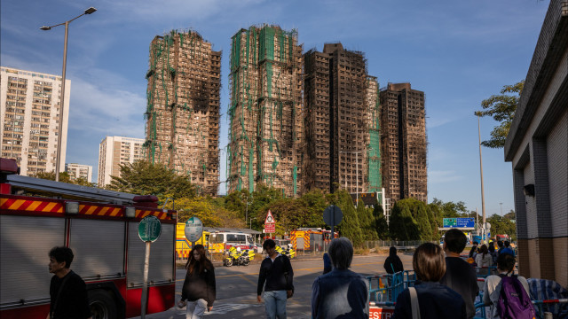 O que se sabe sobre o incêndio que matou 128 pessoas em Hong Kong?