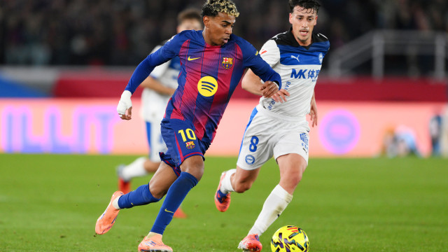 Barcelona faz Alavés pagar fatura da desilusão europeia e lidera La Liga