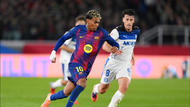 Barcelona faz Alavés pagar fatura da desilusão europeia e lidera La Liga