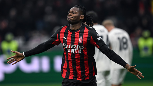 Rafael Leão guia AC MIlan ao topo da Serie A às custas de Nuno Tavares