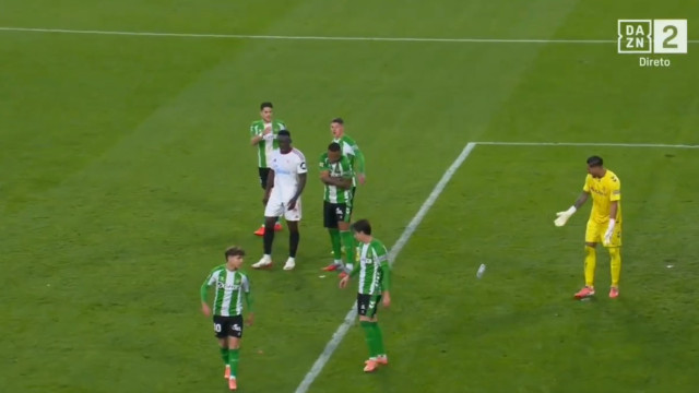Garrafa de água motivou a suspensão do Sevilla-Betis para a La Liga