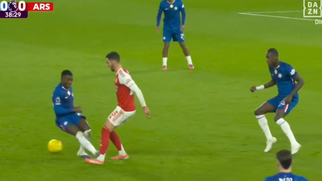 Moisés Caicedo fez o que não devia e foi expulso no dérbi neste lance