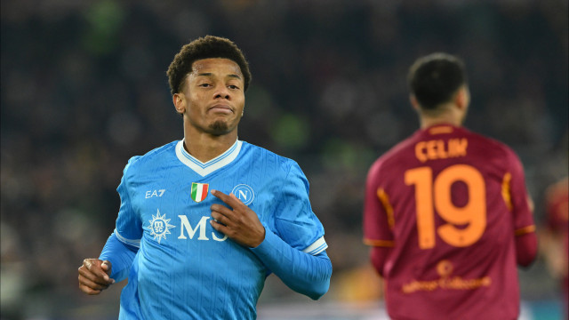 Atenção, Benfica. David Neres atira Napoli para o topo da Serie A