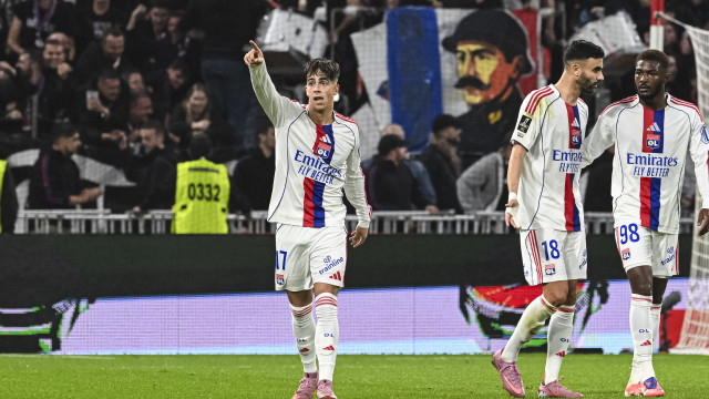Lyon, de Paulo Fonseca, vence e alcança lugares europeus na Ligue 1