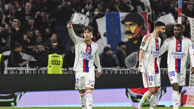 Lyon, de Paulo Fonseca, vence e alcança lugares europeus na Ligue 1
