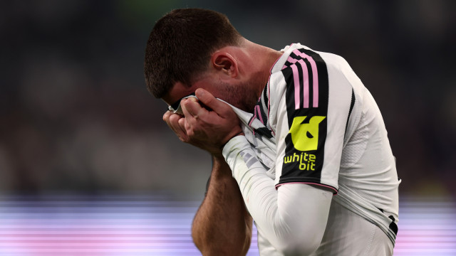 Craque da Juventus deixou relvado em lágrimas e não vai defrontar Benfica