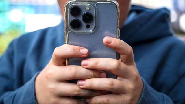 Austrália impõe bloqueio de redes sociais para menores de 16 anos