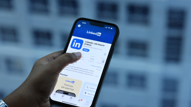 Austrália pondera incluir LinkedIn em proibição para menores de 16 anos