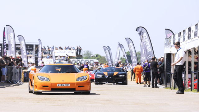 Koenigsegg equaciona carros 