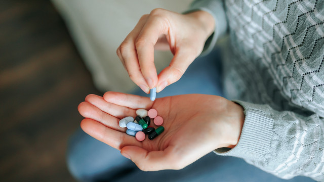 Os medicamentos que nunca deve tomar com multivitamínicos