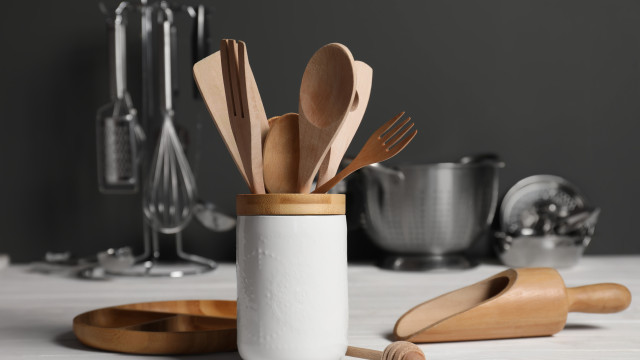 É seguro usar colheres de pau para cozinhar? A opinião de um microbiólogo