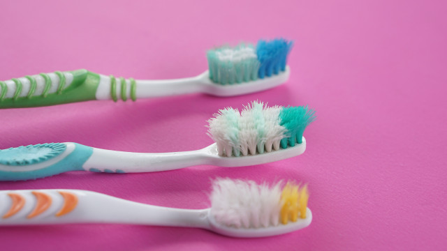 Quando é que deve trocar a escova de dentes para evitar bactérias?