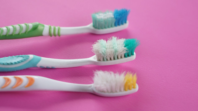 Quando é que deve trocar a escova de dentes para evitar bactérias?
