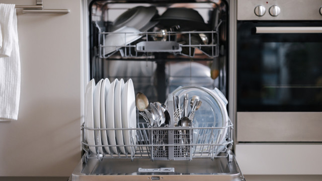 Dez coisas que nunca deve lavar na máquina da loiça
