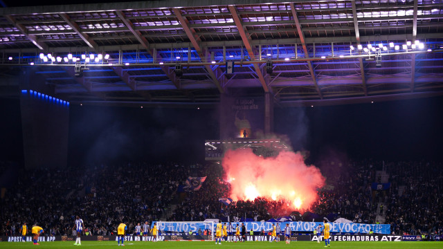 Adeptos e speaker do FC Porto fazem o que não devem e AVB paga a fatura