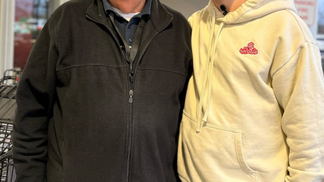 Arrecadados milhões para veterano de 88 anos que trabalha em supermercado