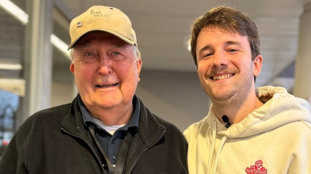 Arrecadados milhões para veterano de 88 anos que trabalha em supermercado