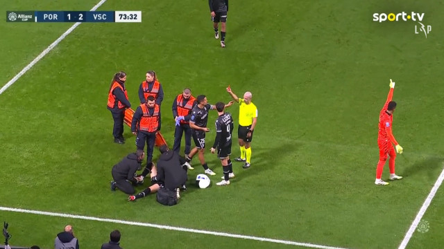 Insólito. Médico assiste atleta, confronta árbitro e é expulso no Dragão