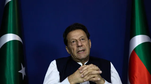 
                    Supremo paquistanês ordena transferência de Imran Khan para hospital
                