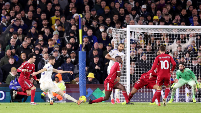 Aos trambolhões. Liverpool vacila na missão europeia e Amorim fica atento