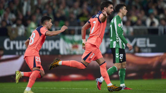 Barcelona bate Real Betis com hattrick de Ferran Torres em jogo de loucos