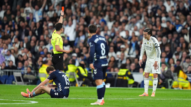 Com expulsão de Carreras, Real Madrid acaba com nove e Barcelona foge
