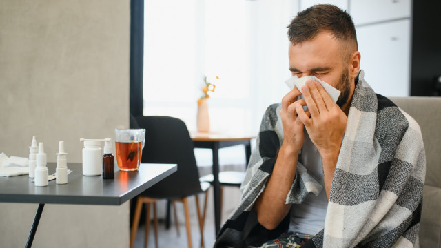 Gripe e constipações. Seis alimentos que o vão ajudar a recuperar