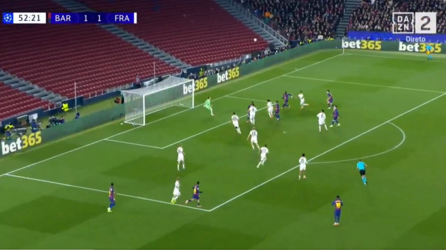 Koundé faz de avançado e Barcelona dá volta ao Frankfurt