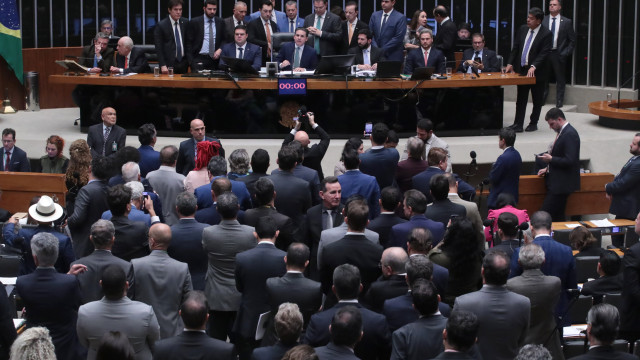 Câmara aprova projeto que reduz penas de Bolsonaro e réus do 8 de janeiro