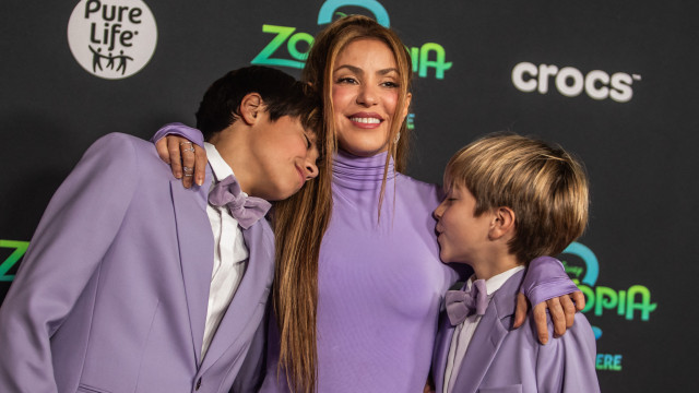 Shakira canta com os filhos em show na Argentina: