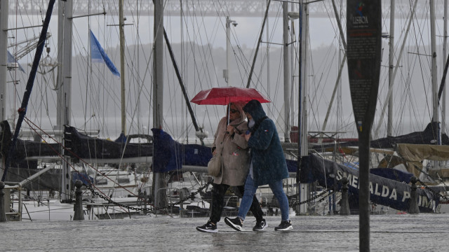 Após Davide, chega a depressão Emilia. Traz chuva, neve e mar agitado