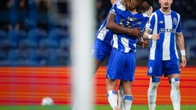 Dupla Mora-Samu volta a fazer estragos e FC Porto 'cospe' fogo na Europa