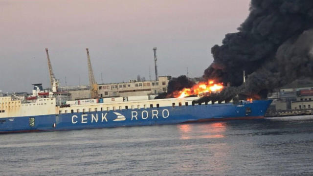 Navio em chamas após ataque russo na região de Odessa. Veja as imagens