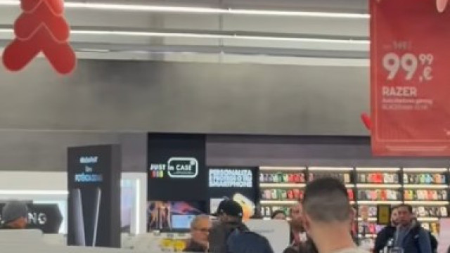 Parte eletrodomésticos com martelo em loja. Há vídeo (e 40 mil€ de danos)