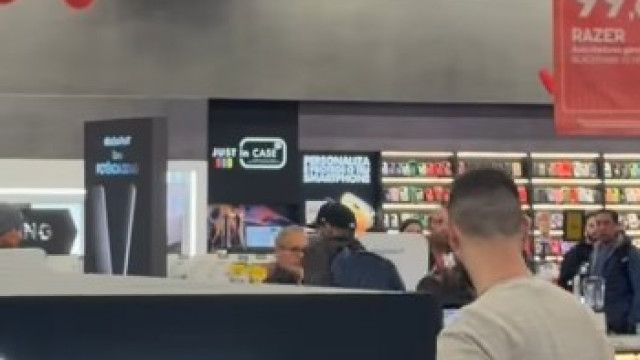 Parte eletrodomésticos com martelo em loja. Há vídeo (e 40 mil€ de danos)