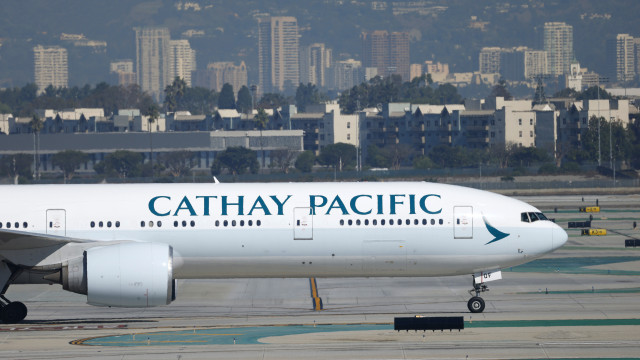 Jovem de 20 anos é detido após tentar abrir porta de avião durante voo