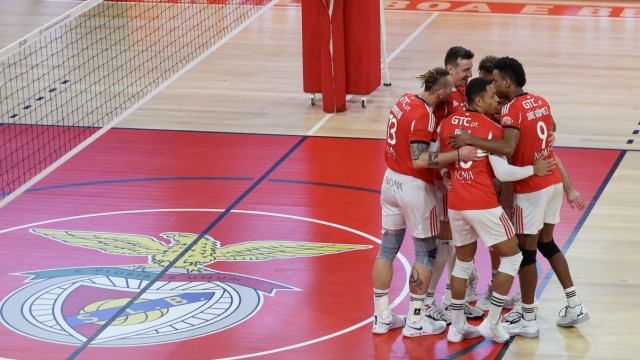 Benfica imita Sporting e mantém-se na perseguição ao rival no trono