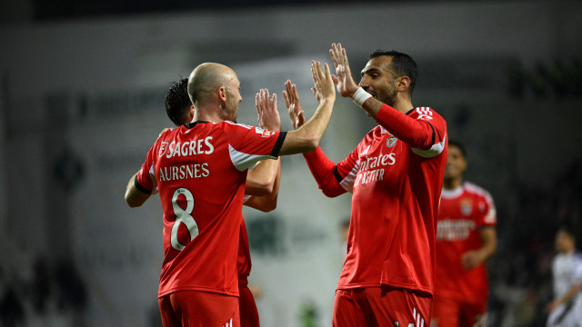 Pavlidis arrasa Moreirense. Benfica mantém perseguição ao líder FC Porto