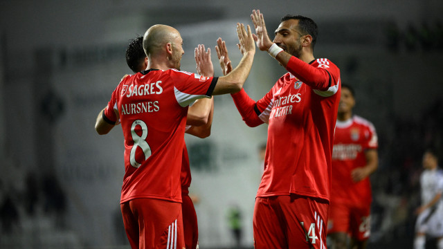 Pavlidis arrasa Moreirense. Benfica mantém perseguição ao líder FC Porto