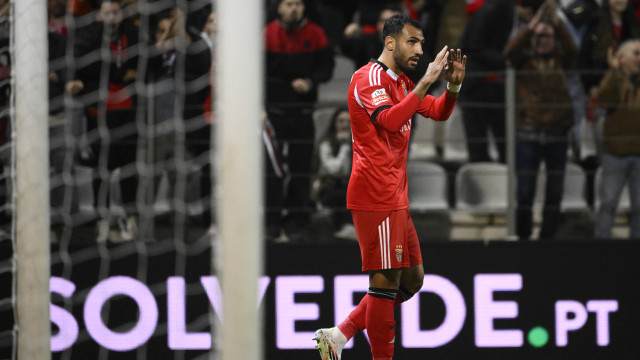 (Inspirado) Pavlidis ajuda Benfica 'matar borrego' em Moreira de Cónegos