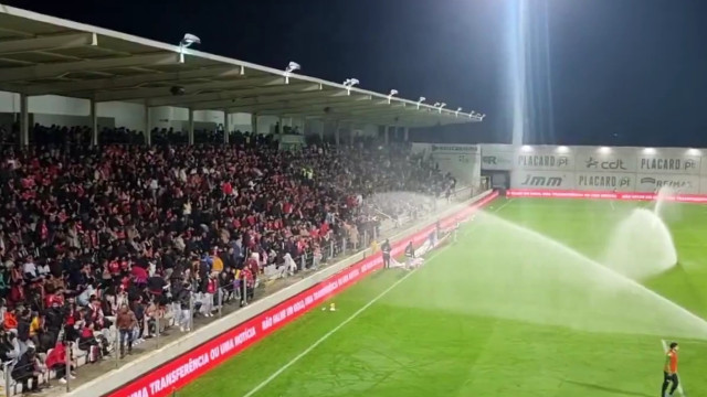 Insólito. Adeptos do Benfica atingidos por sistema de rega no Minho