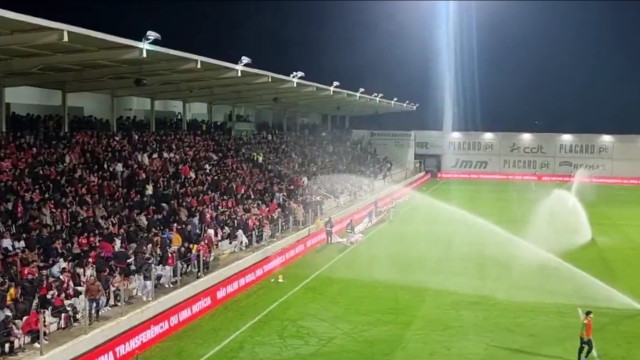 Insólito. Adeptos do Benfica atingidos por sistema de rega no Minho