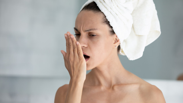 Os motivos pelos quais às vezes acorda com um gosto estranho na boca