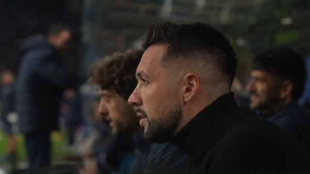 Cada vez mais português. Farioli apanhado a cantar